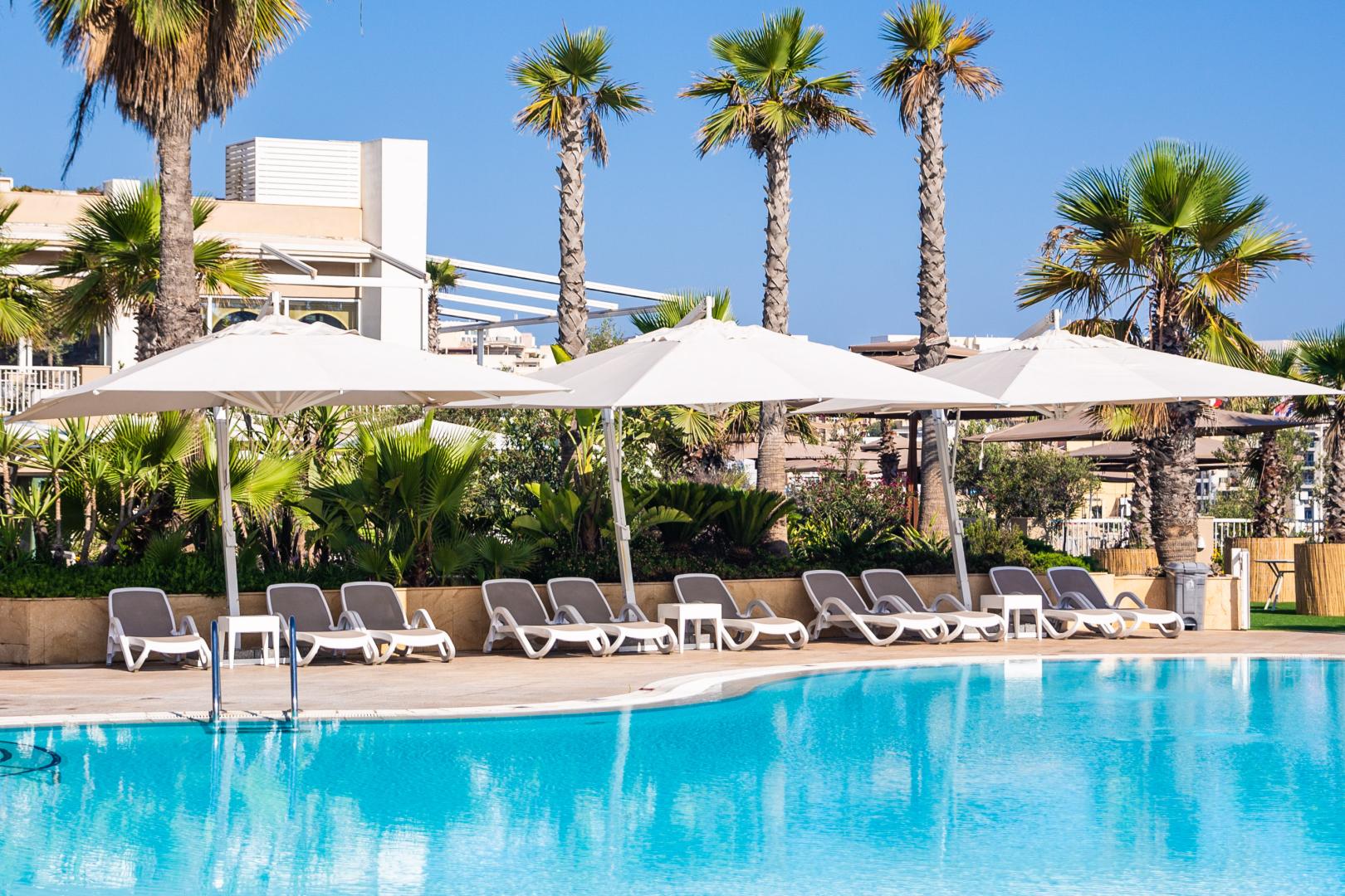 Zwembad omringd door palmbomen — Salini Resort