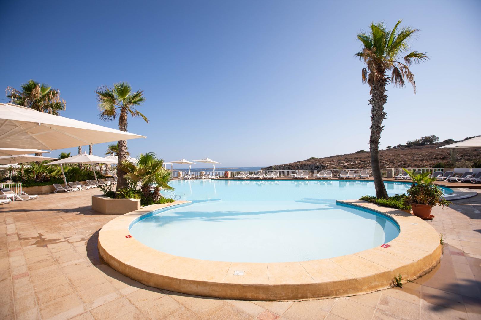 Zwembad omringd door palmbomen — Salini Resort
