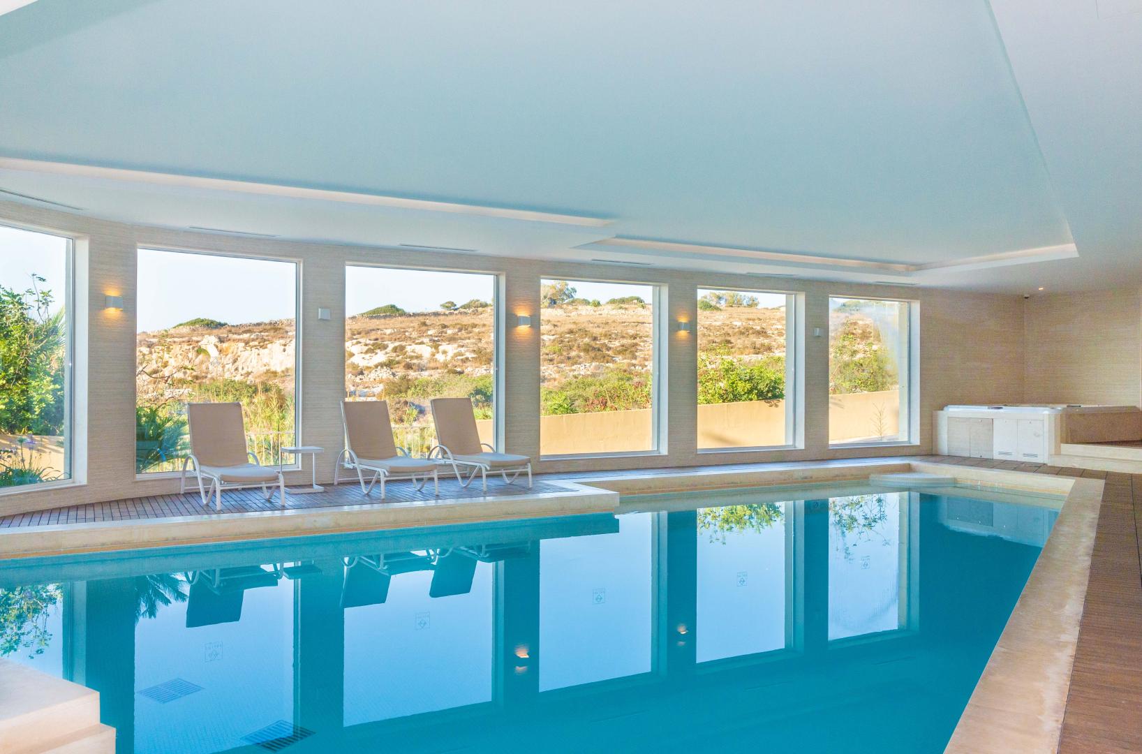 Binnenzwembad — Salini Resort