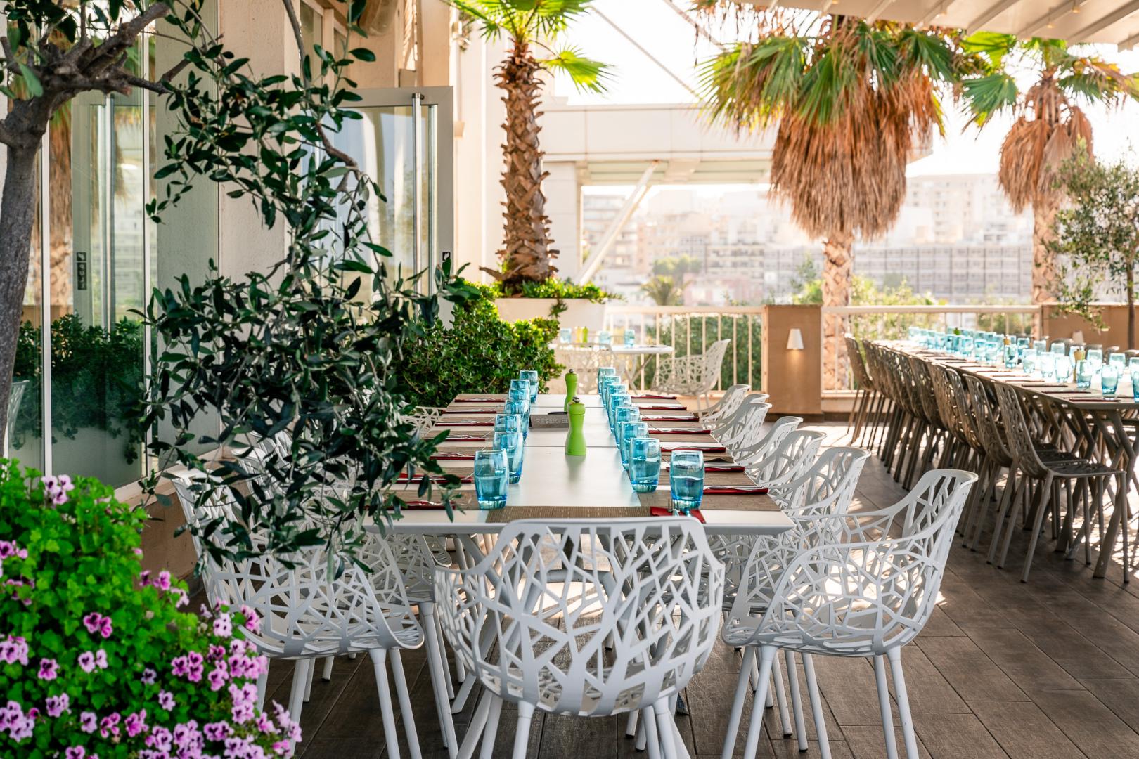 Tropische tuin met palmbomen — Salini Resort