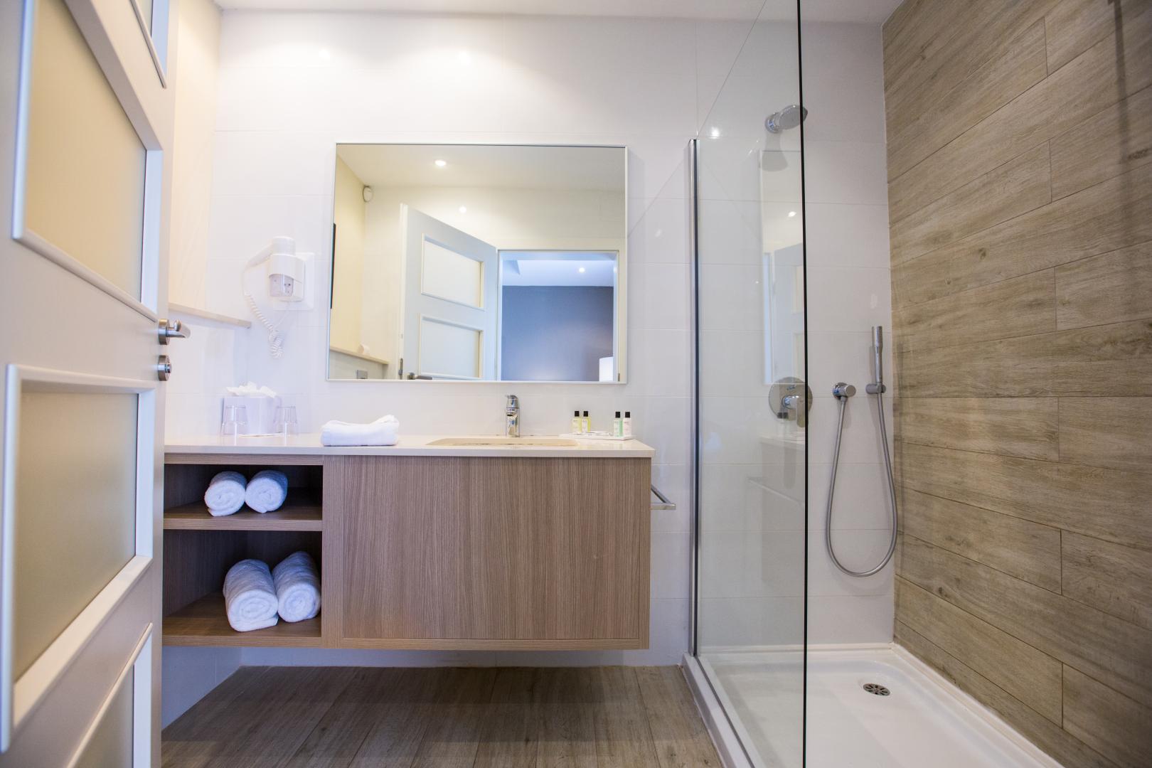 Badkamer met ligbad — Salini Resort