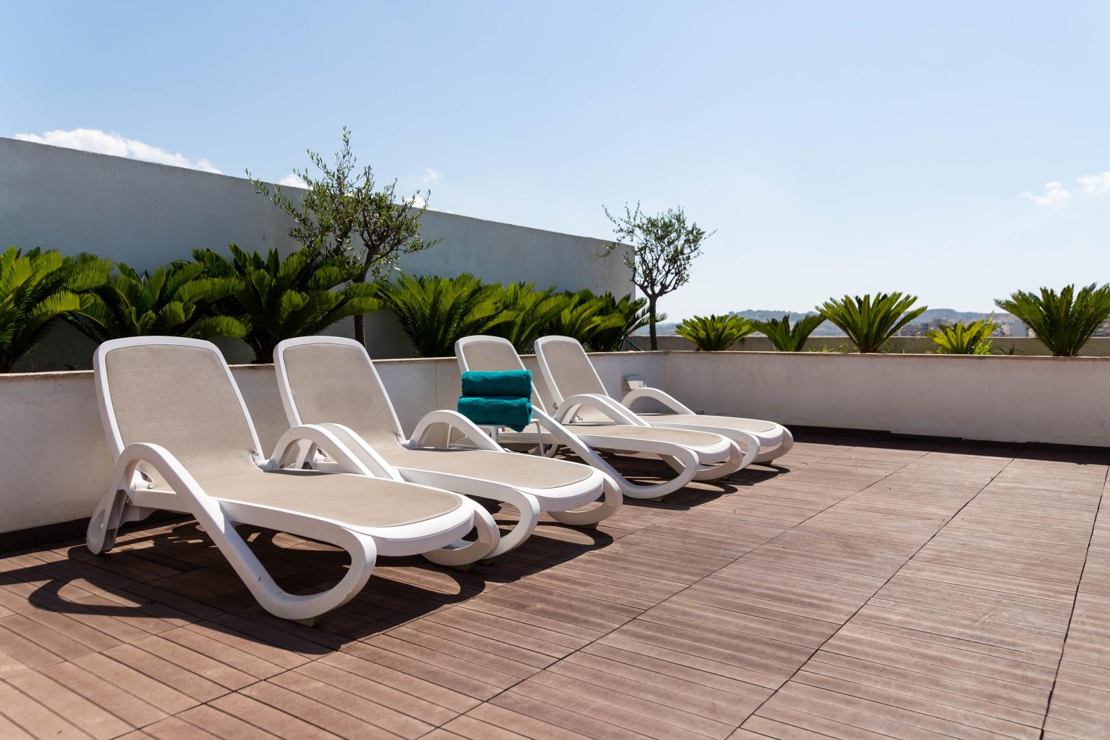 Buitenzwembad met ligbedden — Salini Resort