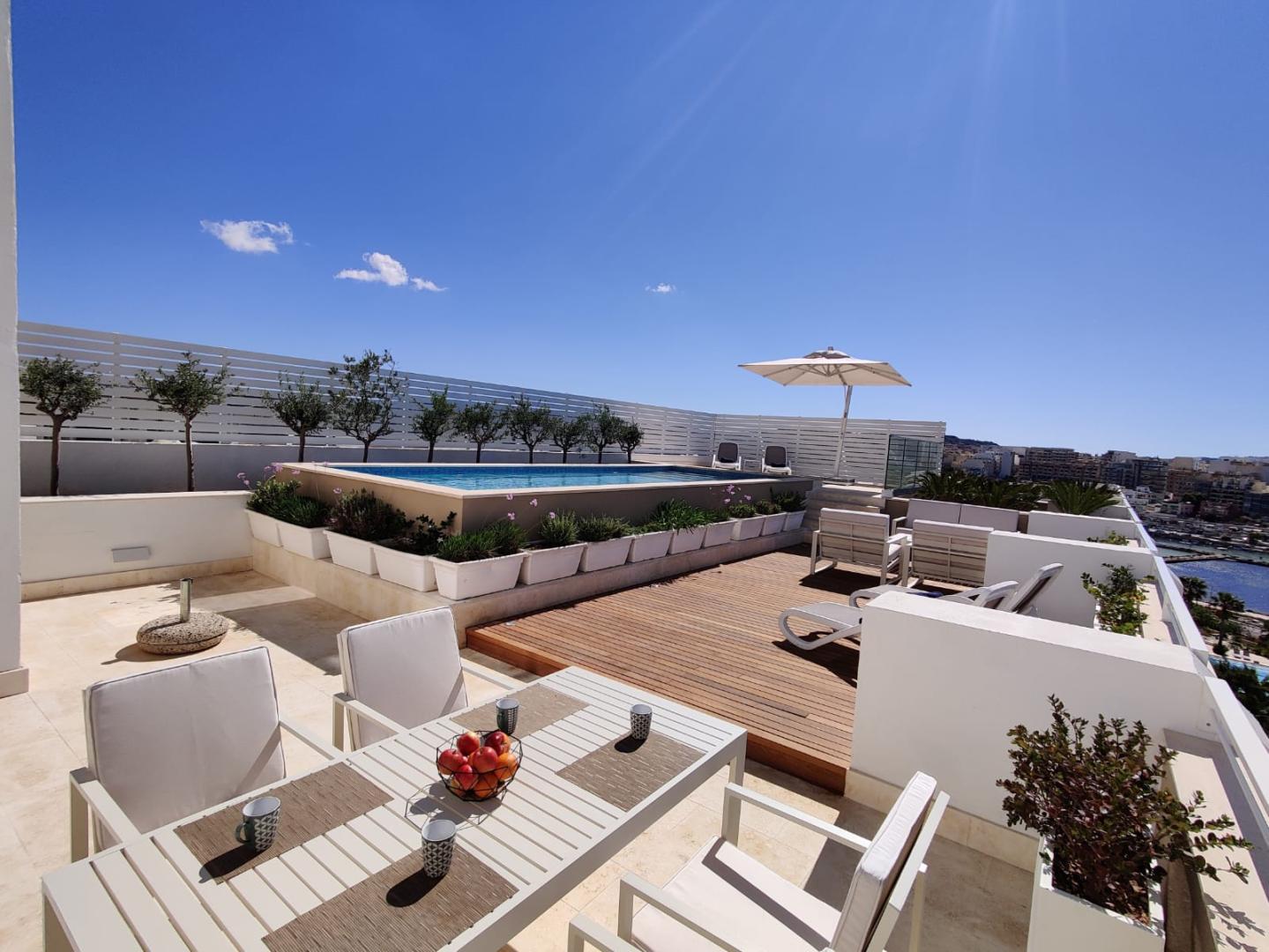 Zwembad omringd door palmbomen — Salini Resort