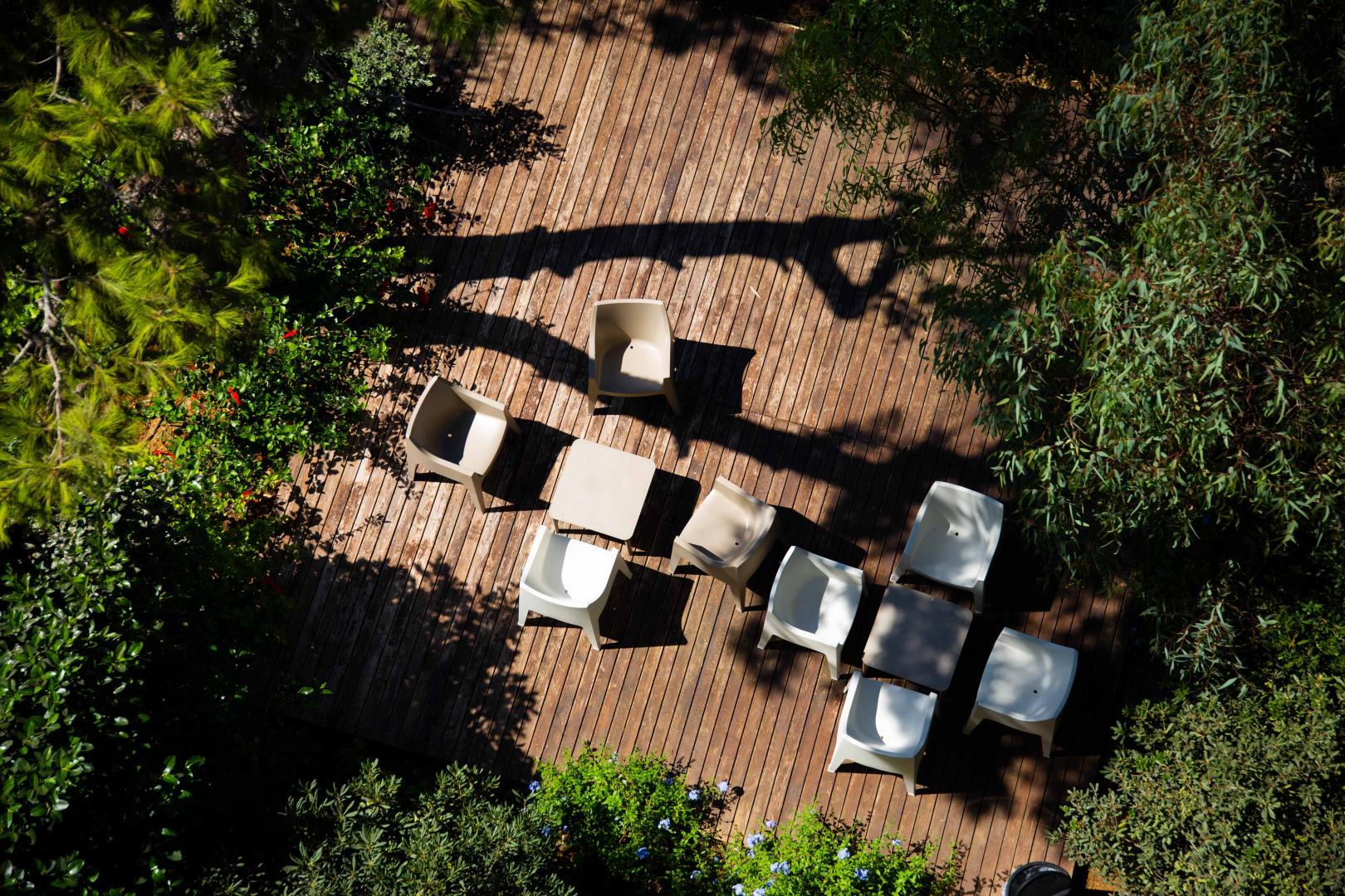 Houten dek met ligbedden — Salini Resort