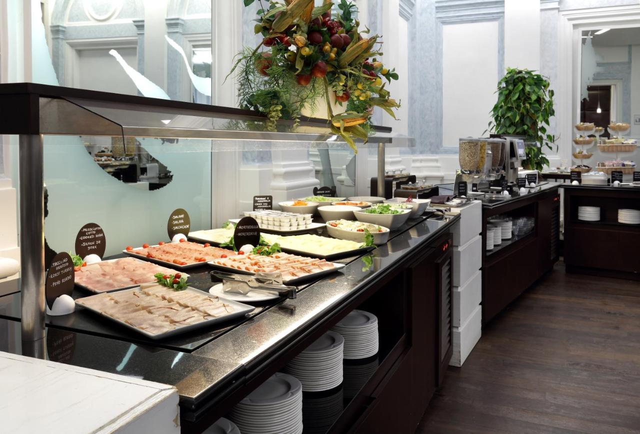 een buffetlijn met veel verschillende soorten eten bij Exe International Palace in Rome