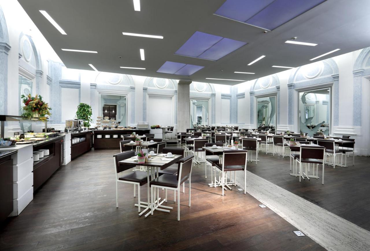 een restaurant met tafels en stoelen in een ruimte bij Exe International Palace in Rome