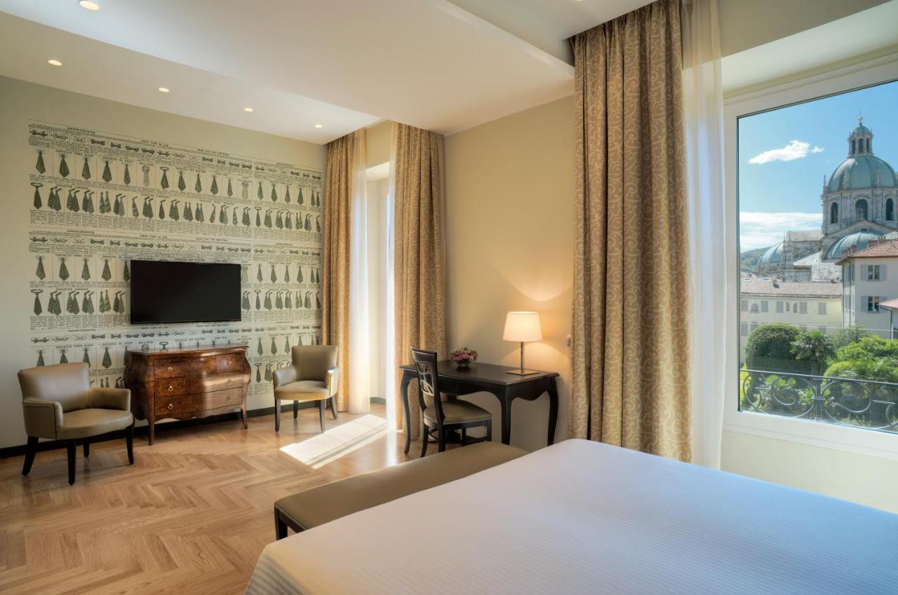 een hotelkamer met een bed en een raam bij Palace Hotel Lake Como in Como