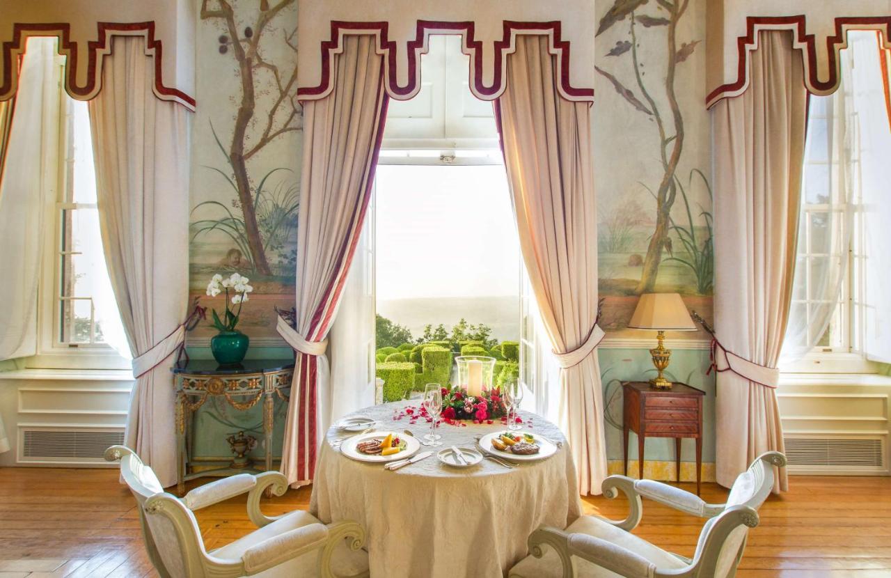 een eetkamer met een tafel en stoelen en een raam bij Valverde Sintra Palácio de Seteais - The Leading Hotels of the Wor