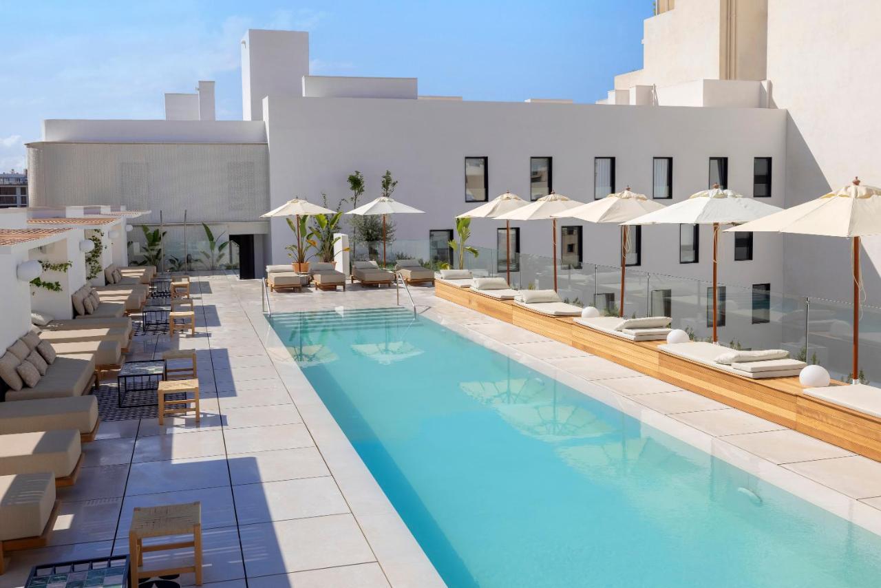 een afbeelding van een hotelzwembad met ligstoelen en parasols bij HM Palma Blanc in Palma de Mallorca