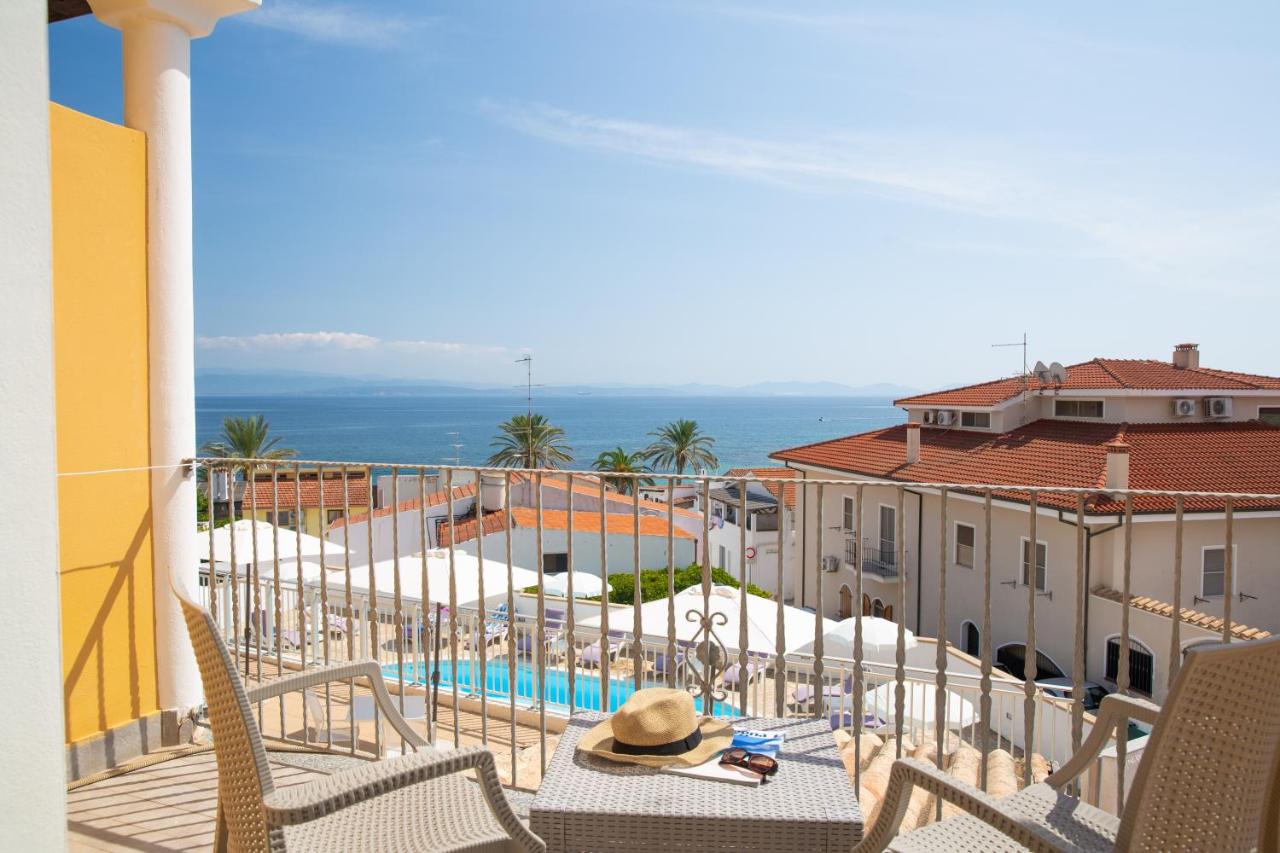 een balkon met uitzicht op een zwembad en gebouwen bij Lu' Hotel Maladroxia in SantʼAntìoco