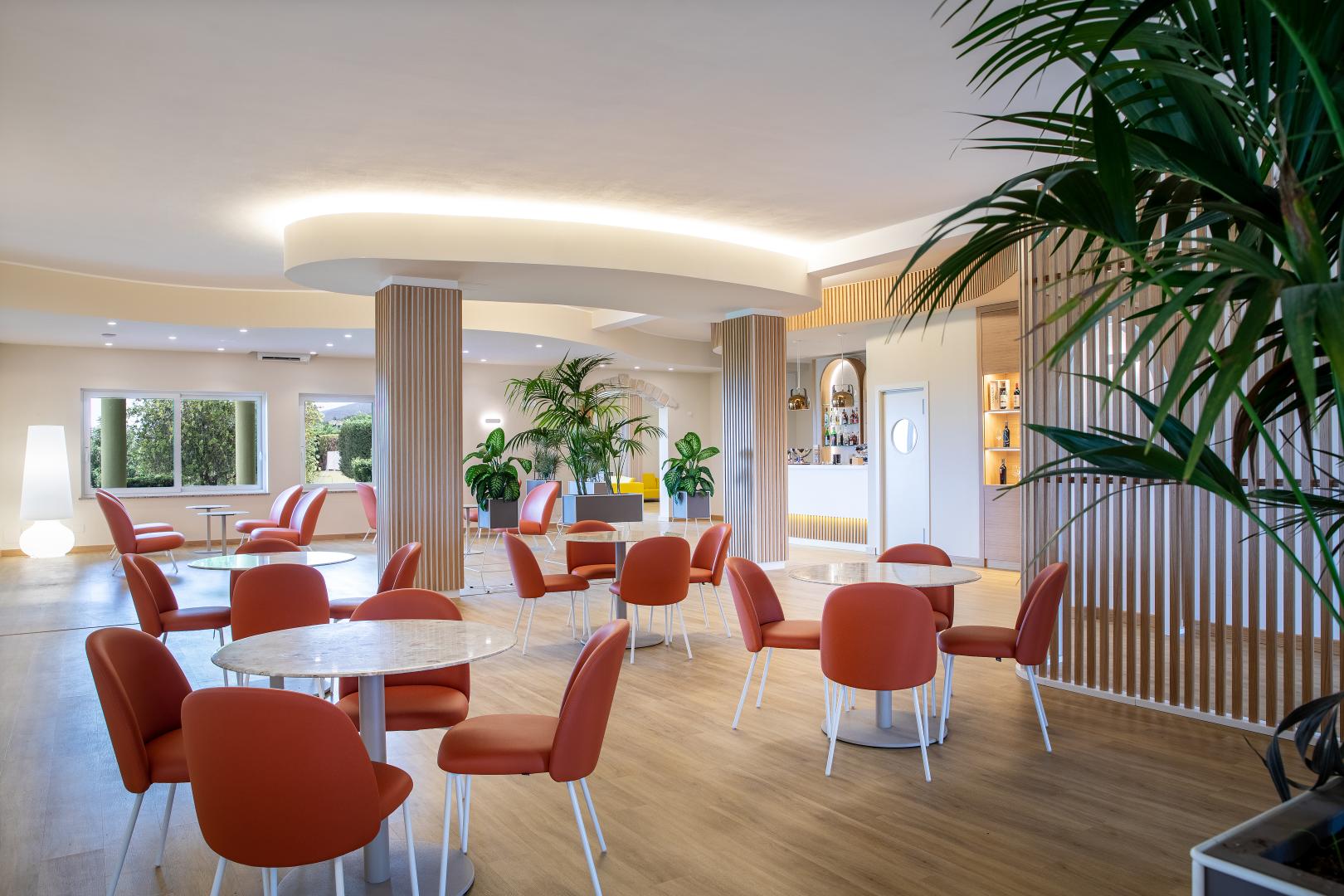 Restaurant met gedekte tafels — Lu' Hotel Porto Pino