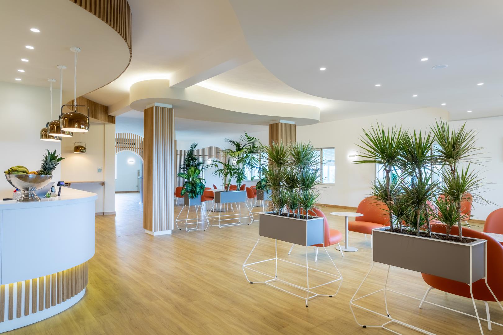 Lobby met receptie — Lu' Hotel Porto Pino