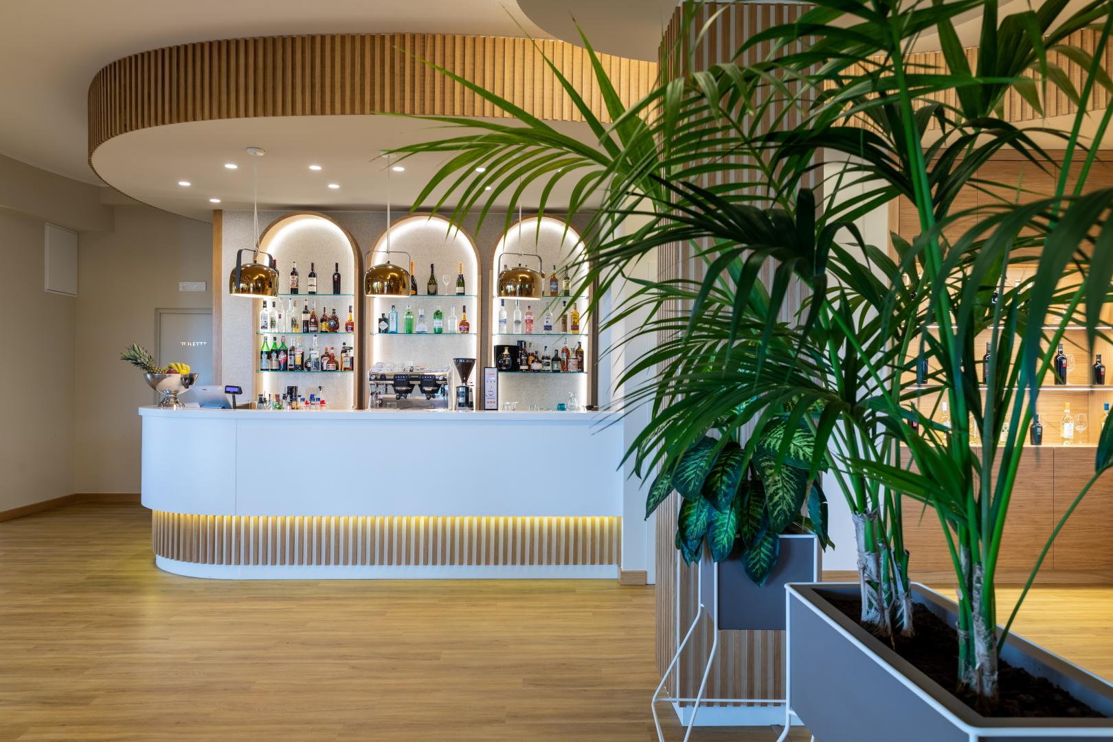 Restaurant met gedekte tafels — Lu' Hotel Porto Pino
