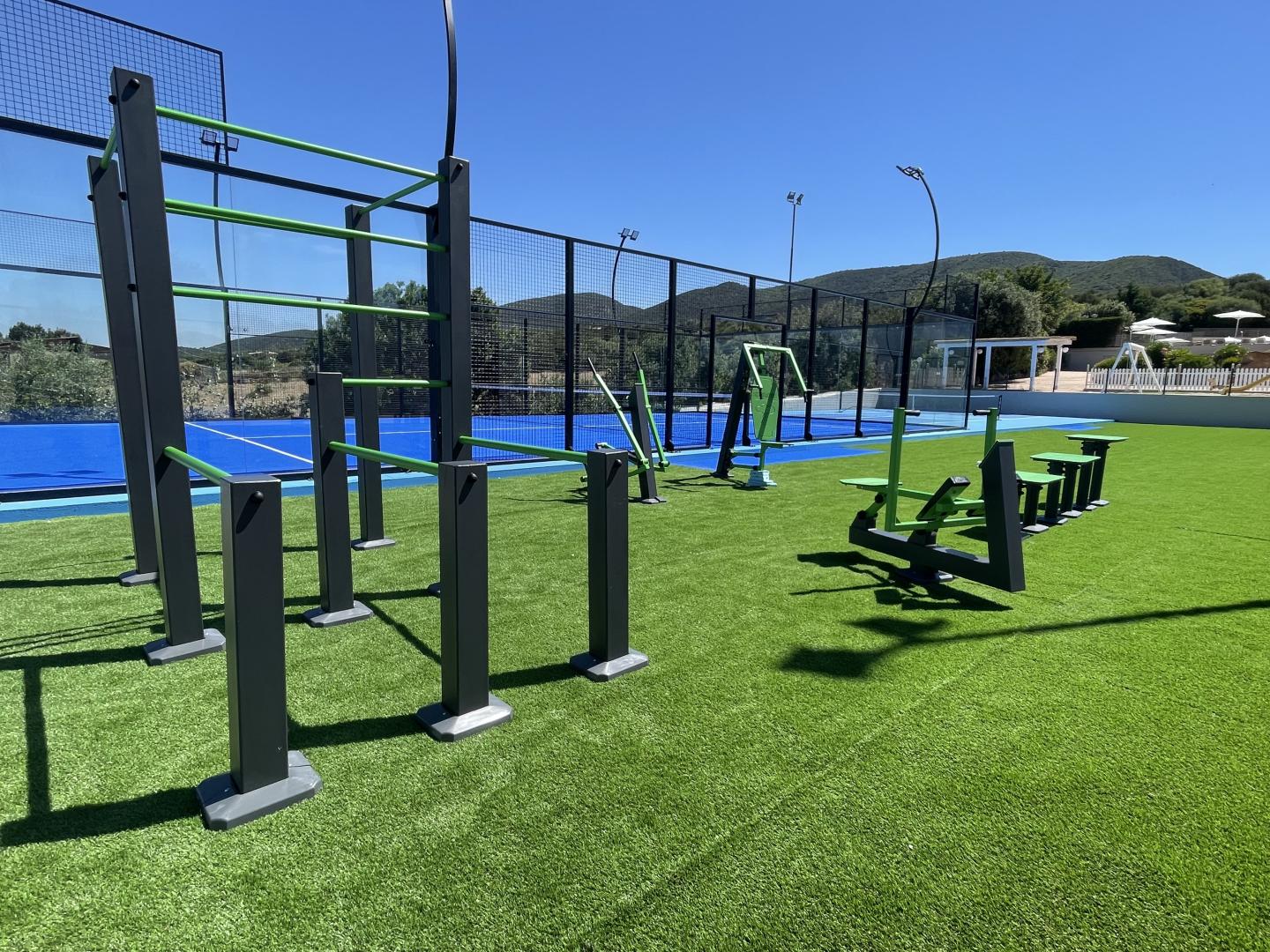 Fitnessruimte met cardio-apparaten — Lu' Hotel Porto Pino