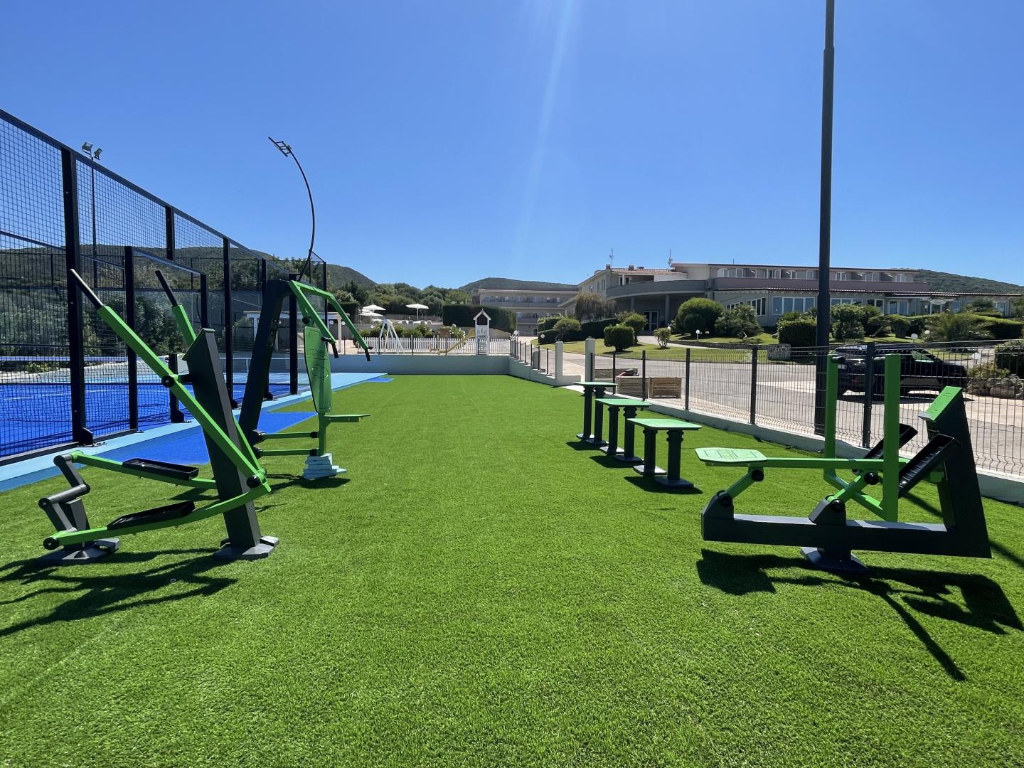 Fitnessruimte met cardio-apparaten — Lu' Hotel Porto Pino