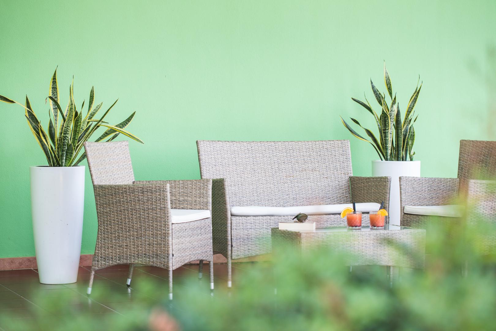 Houten dek met ligbedden — Lu' Hotel Porto Pino