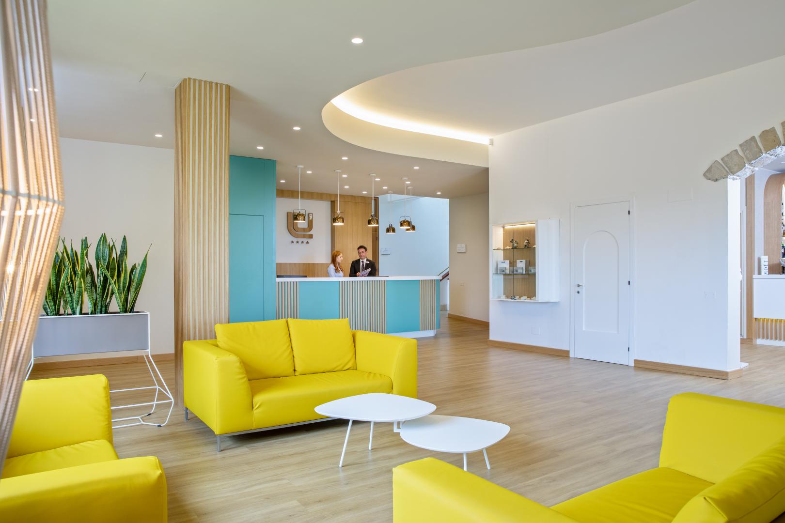 Lobby met receptie — Lu' Hotel Porto Pino