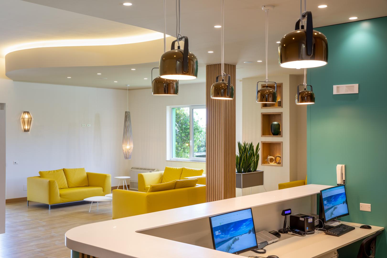 Lobby met receptie — Lu' Hotel Porto Pino