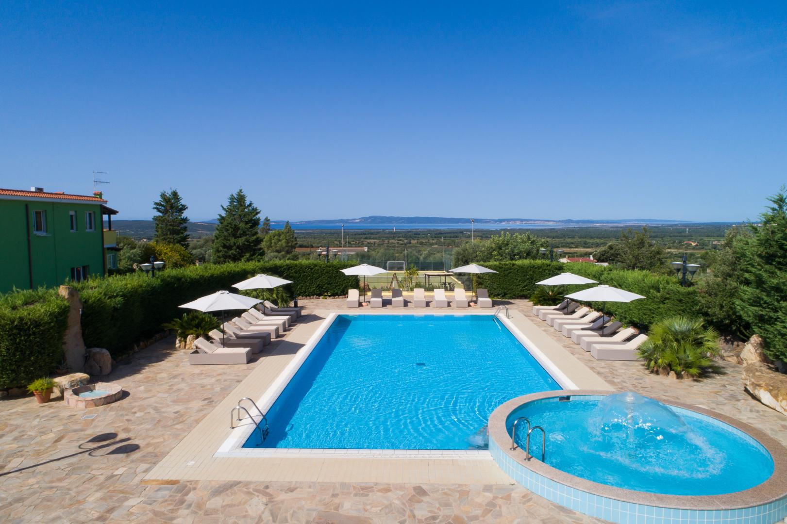 Buitenzwembad met ligbedden — Lu' Hotel Porto Pino
