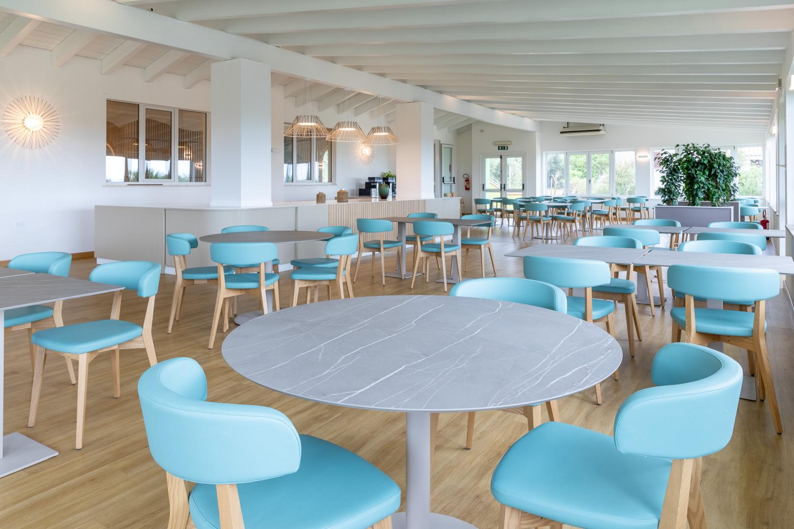 Restaurant met gedekte tafels — Lu' Hotel Porto Pino