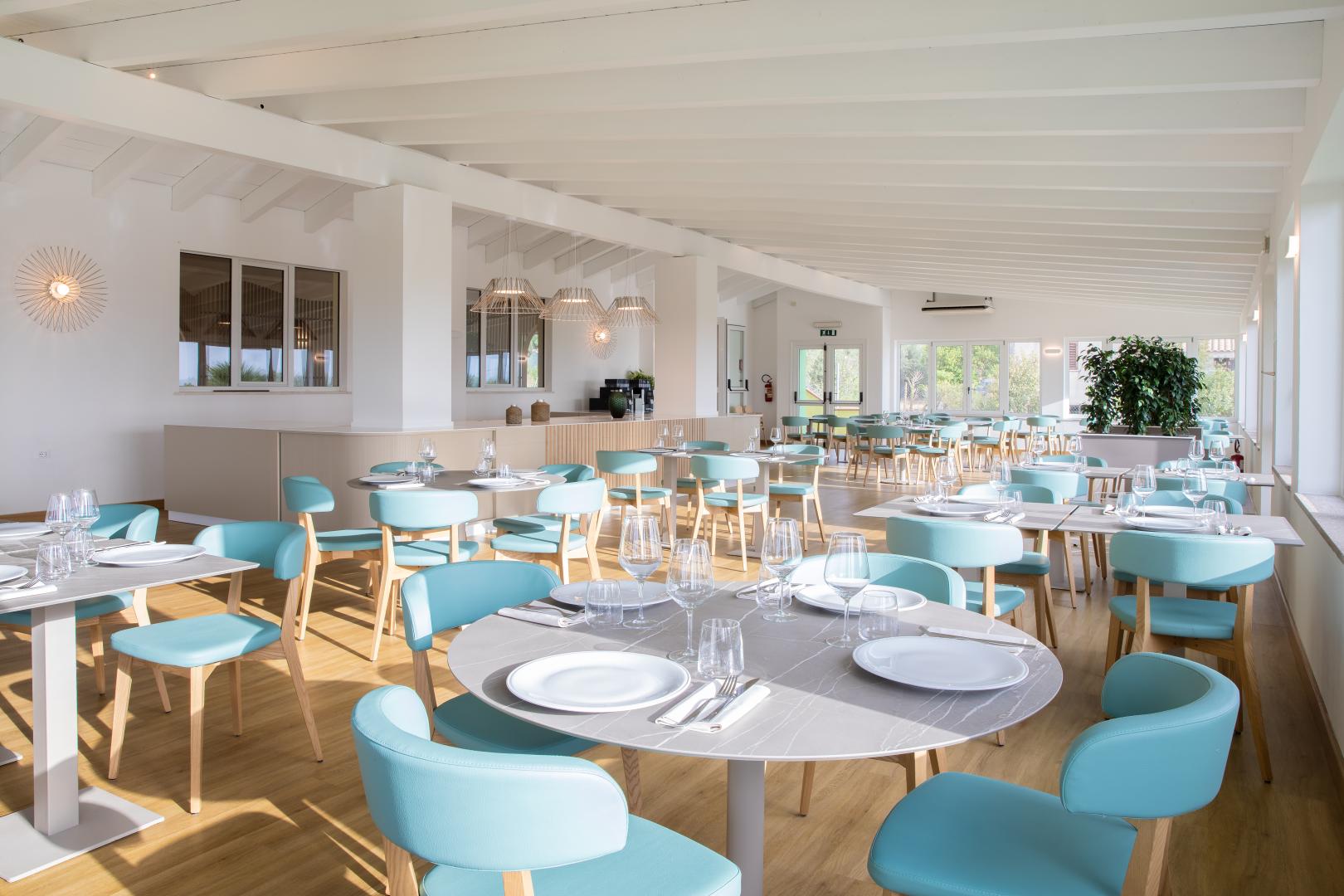 Restaurant met gedekte tafels — Lu' Hotel Porto Pino