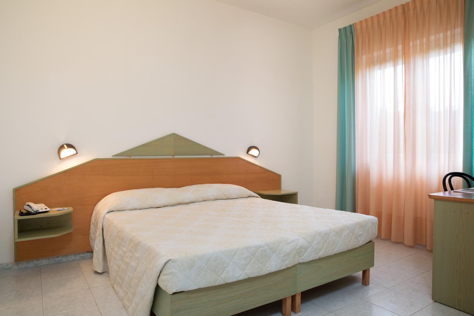Kamer met twee aparte bedden — Lu' Hotel Porto Pino