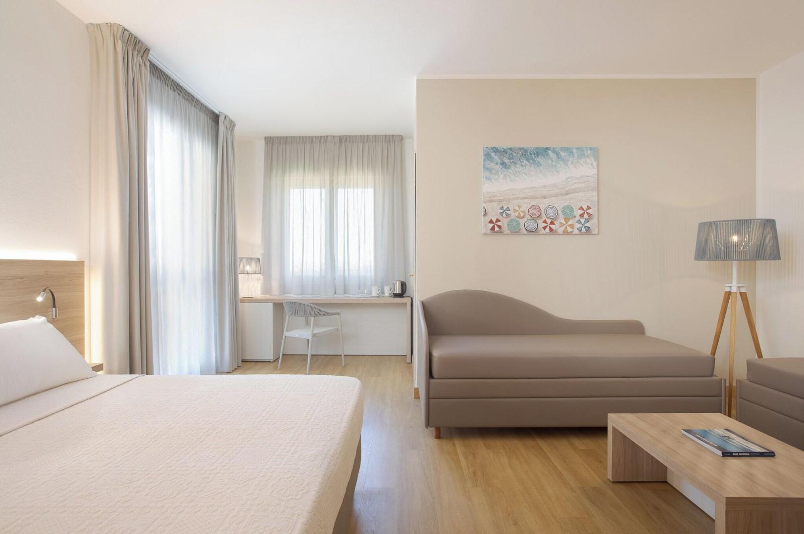Suite met zithoek — Lu' Hotel Porto Pino