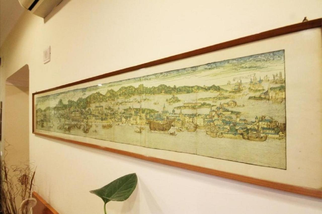 een foto van een schilderij dat aan de muur hangt bij Hotel Zara Napoli in Napels
