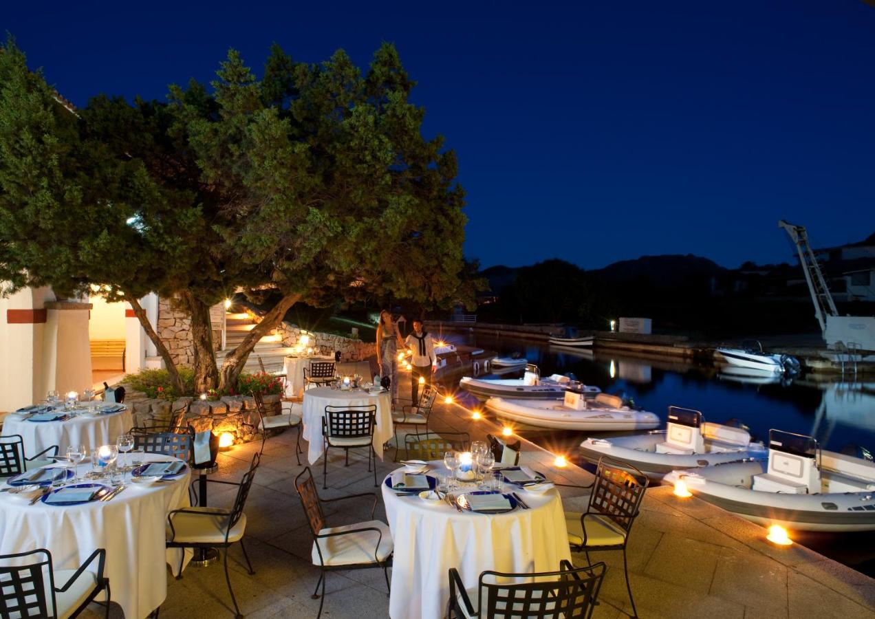 een groep tafels en stoelen met verlichting 's nachts bij Hotel Palumbalza Porto Rotondo in Porto Rotondo