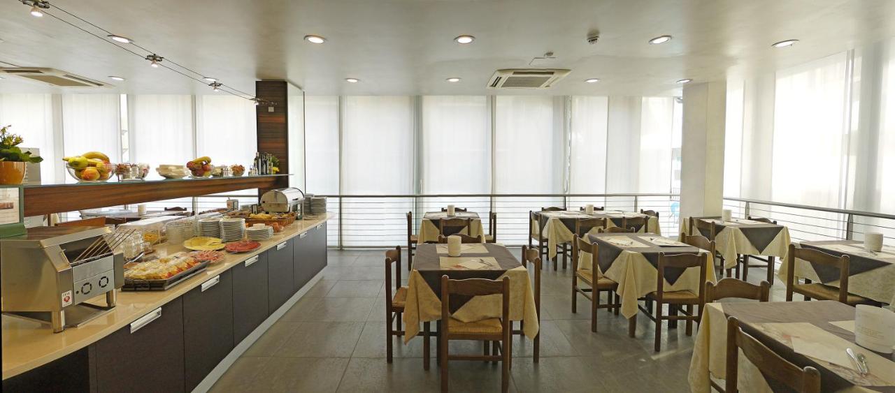een restaurant met tafels en stoelen en een buffet bij Hotel Panorama in Lido di Jesolo