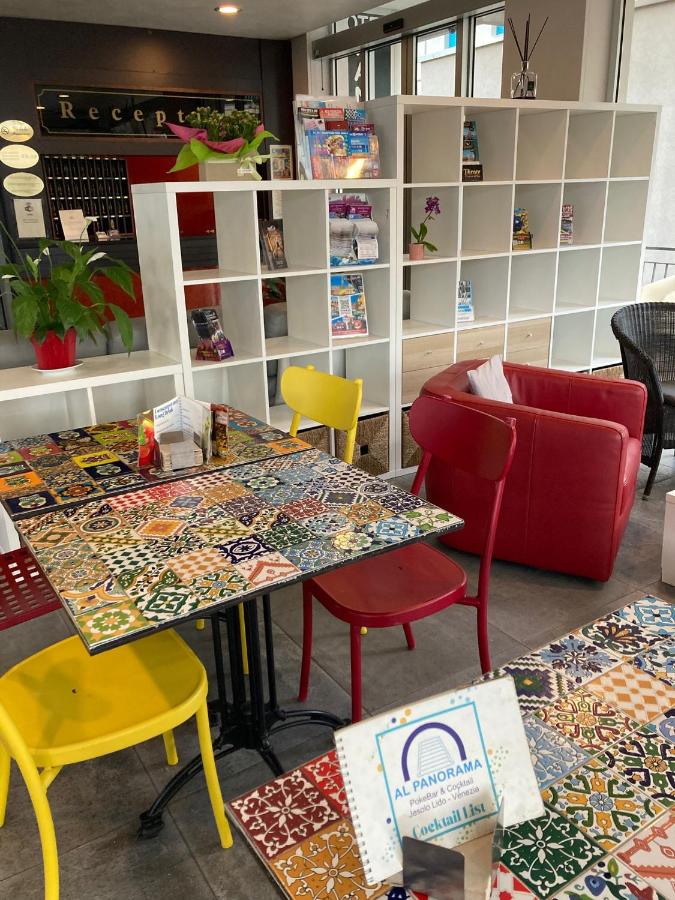 een winkel met kleurrijke tafels, stoelen en planken bij Hotel Panorama in Lido di Jesolo