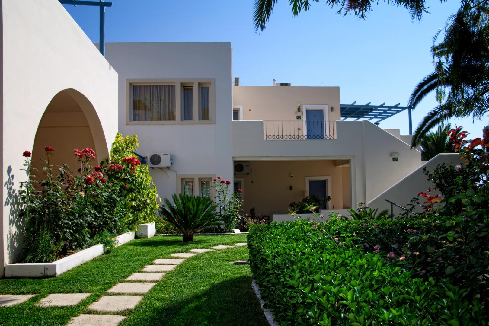 Tropische tuin met palmbomen — Papadakis Apartments