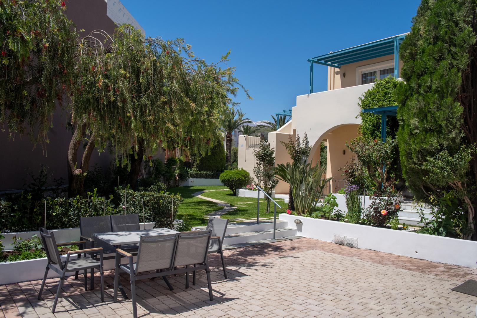 Binnenplaats — Papadakis Apartments