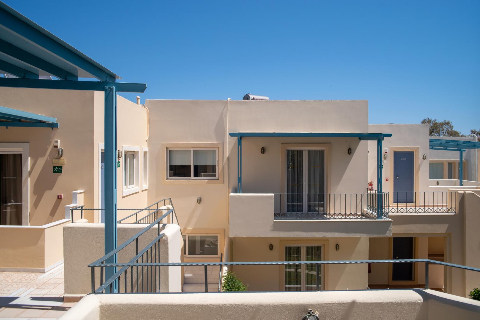 Mediterraans hotelgebouw — Papadakis Apartments