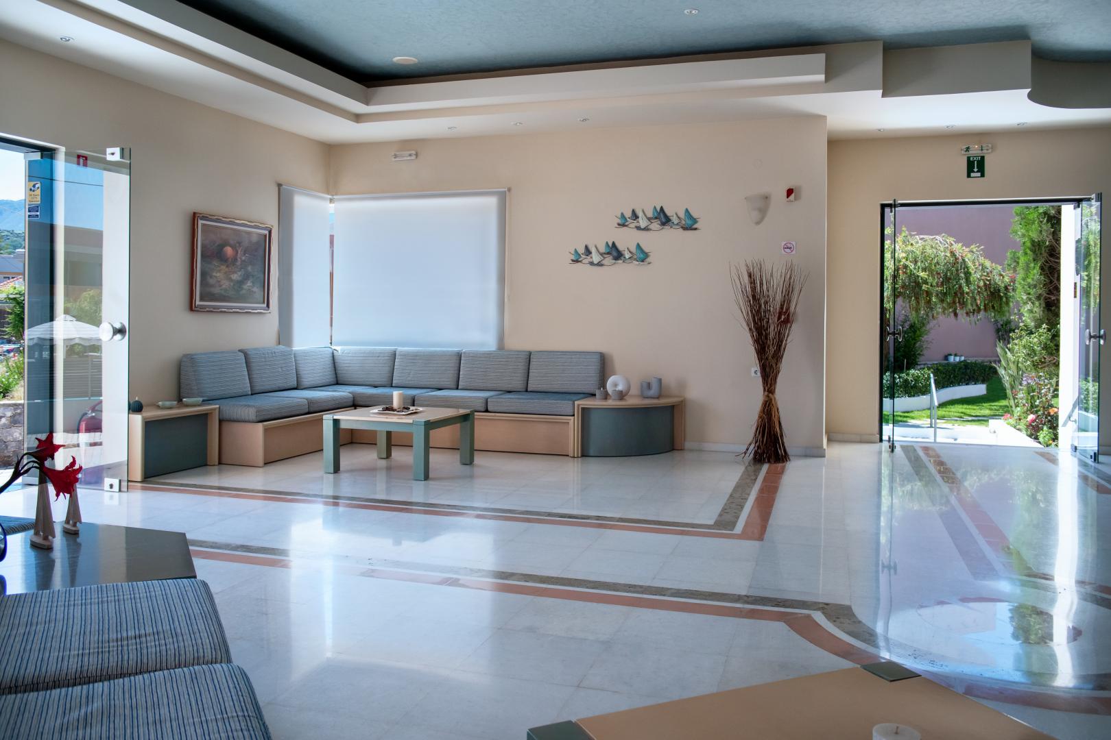 Lobby met receptie — Papadakis Apartments