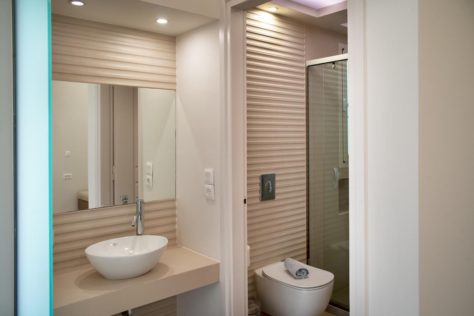 Badkamer met ligbad — Papadakis Apartments