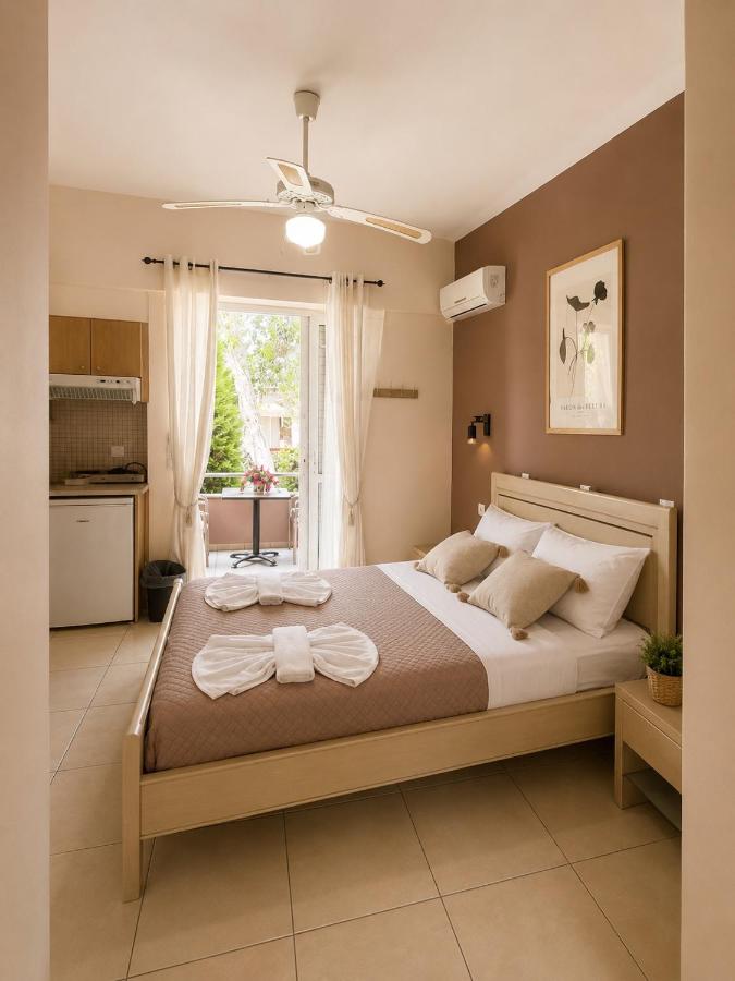 een slaapkamer met een groot bed en handdoeken erop bij Andy’s apartments in Georgioupolis