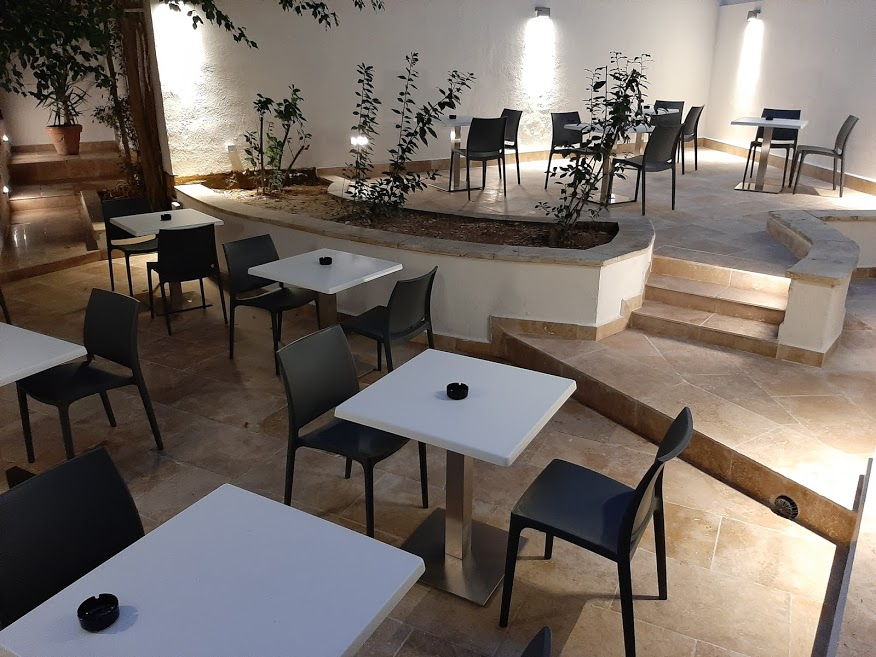 Restaurant met gedekte tafels — Hotel Kennedy Nova