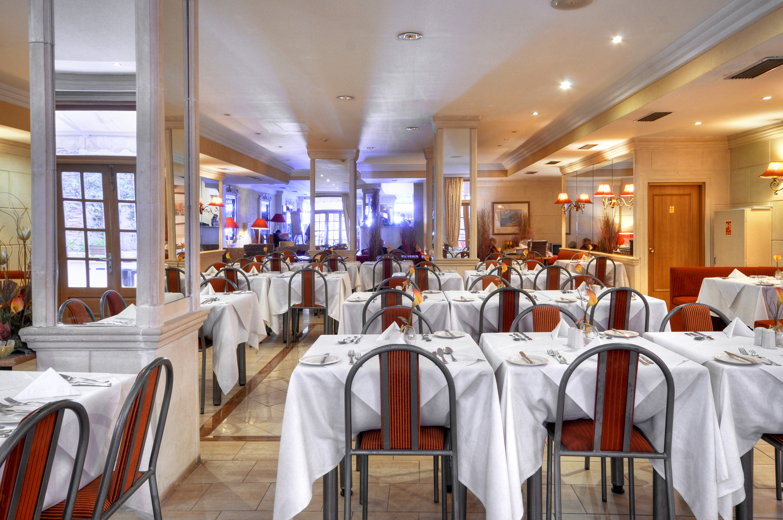 Restaurant met gedekte tafels — Hotel Kennedy Nova