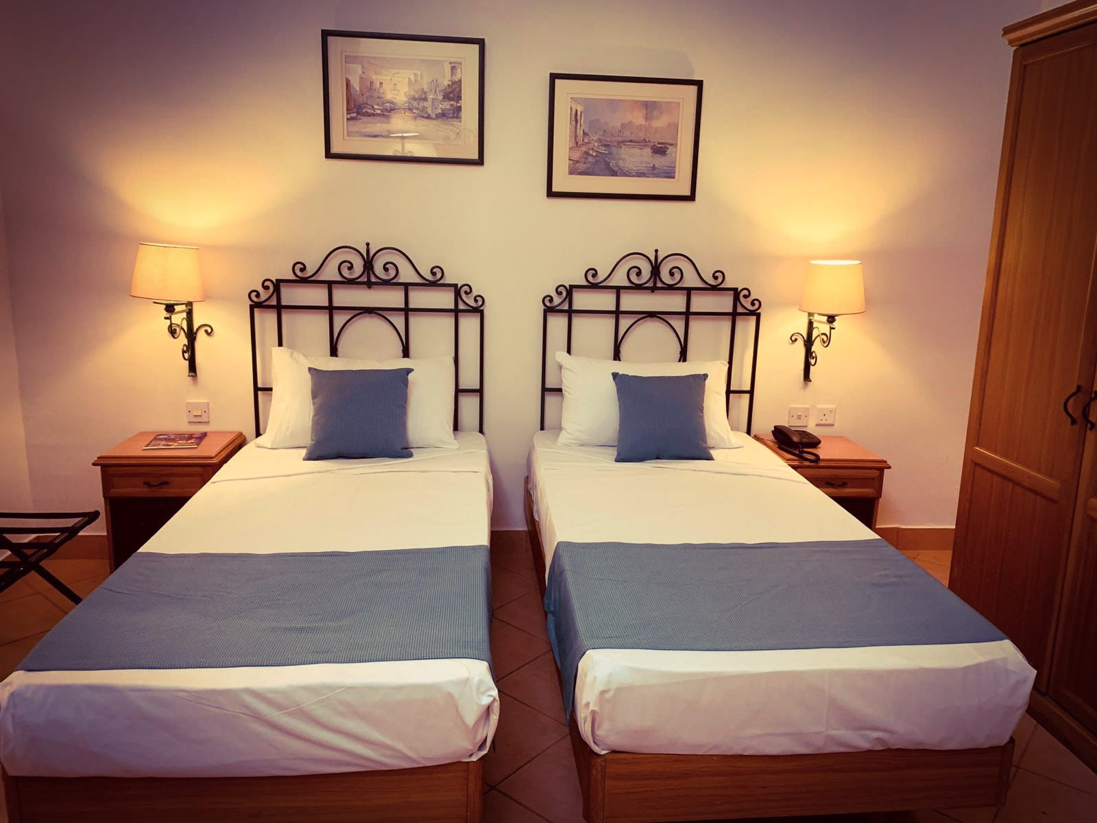 Kamer met twee aparte bedden — Hotel Kennedy Nova