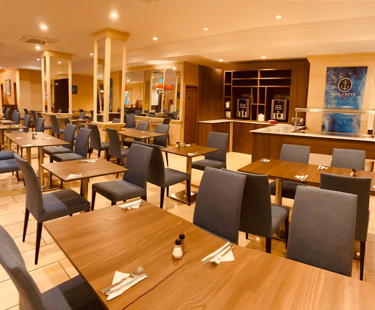 Restaurant met gedekte tafels — Hotel Kennedy Nova