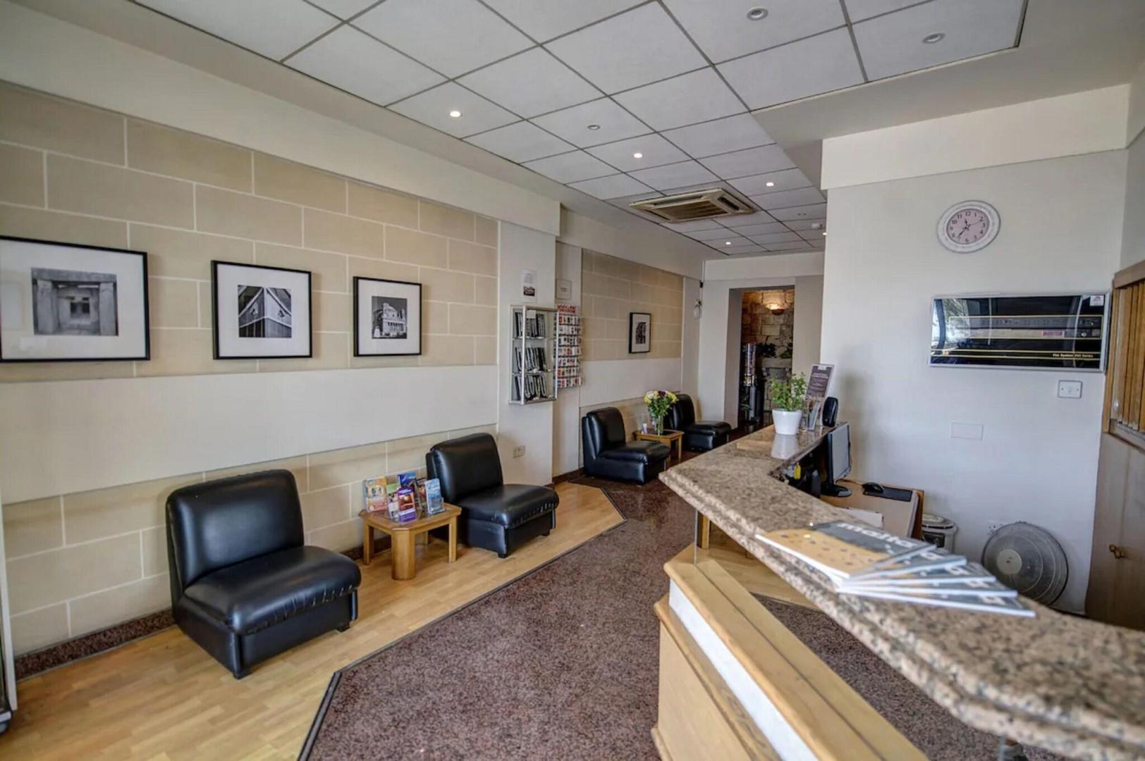 Lobby met receptie — Sliema Chalet Hotel