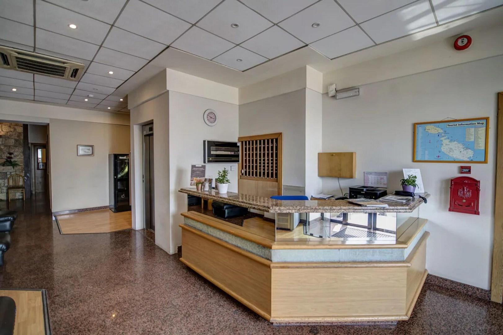 Lobby met receptie — Sliema Chalet Hotel