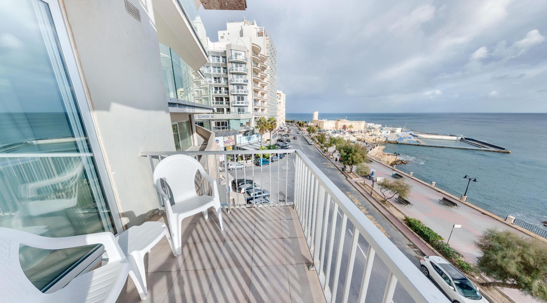 Zeezicht vanaf het balkon — Sliema Chalet Hotel