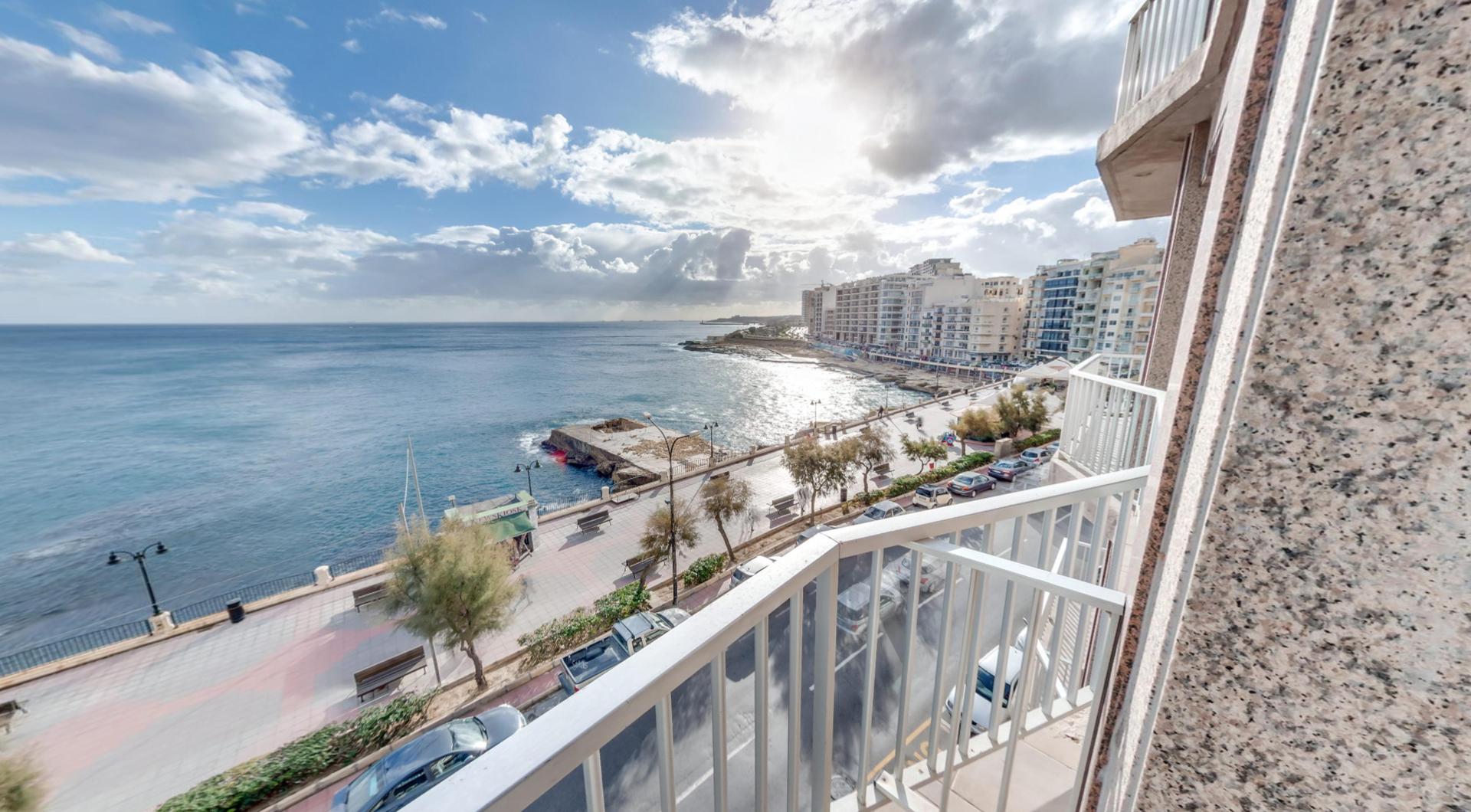Zeezicht vanaf het balkon — Sliema Chalet Hotel