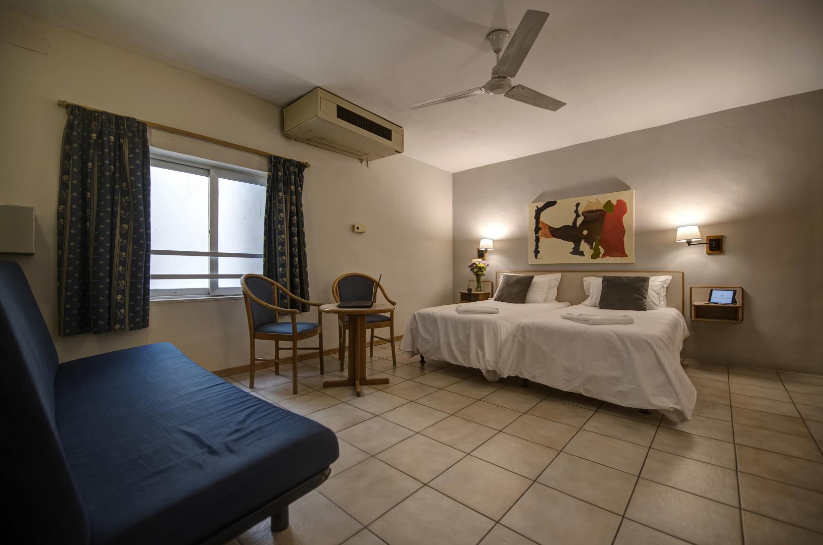 Suite met zithoek — Sliema Chalet Hotel