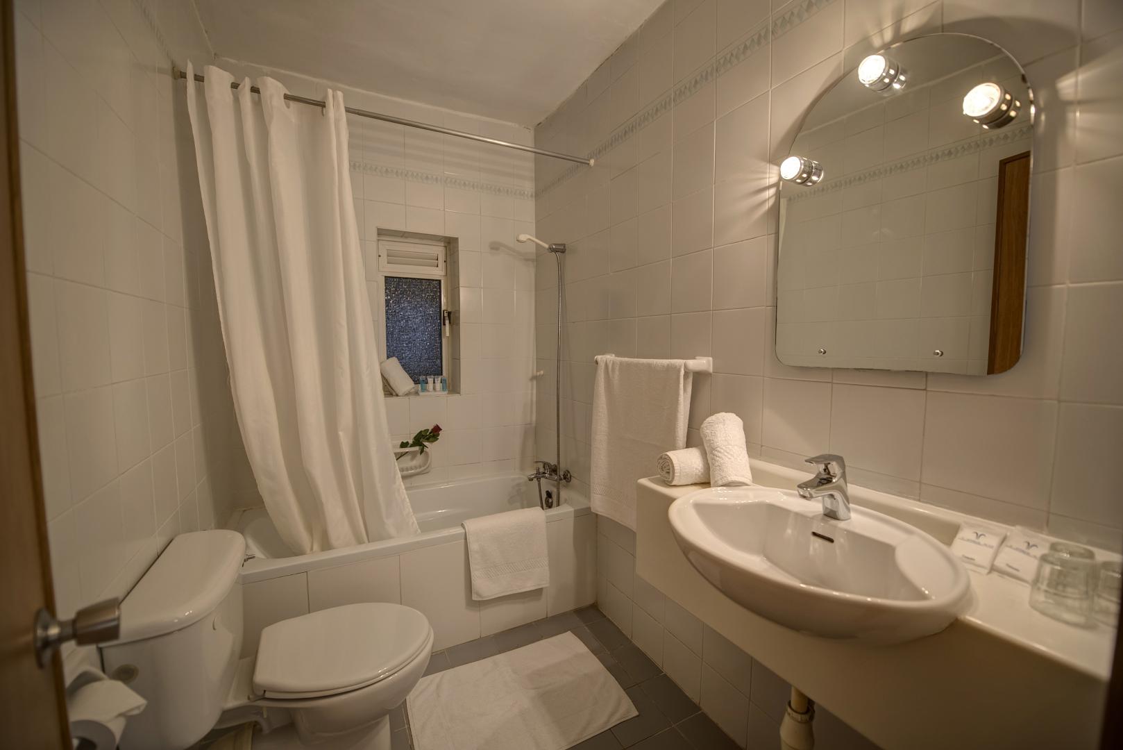 Badkamer met ligbad — Sliema Chalet Hotel