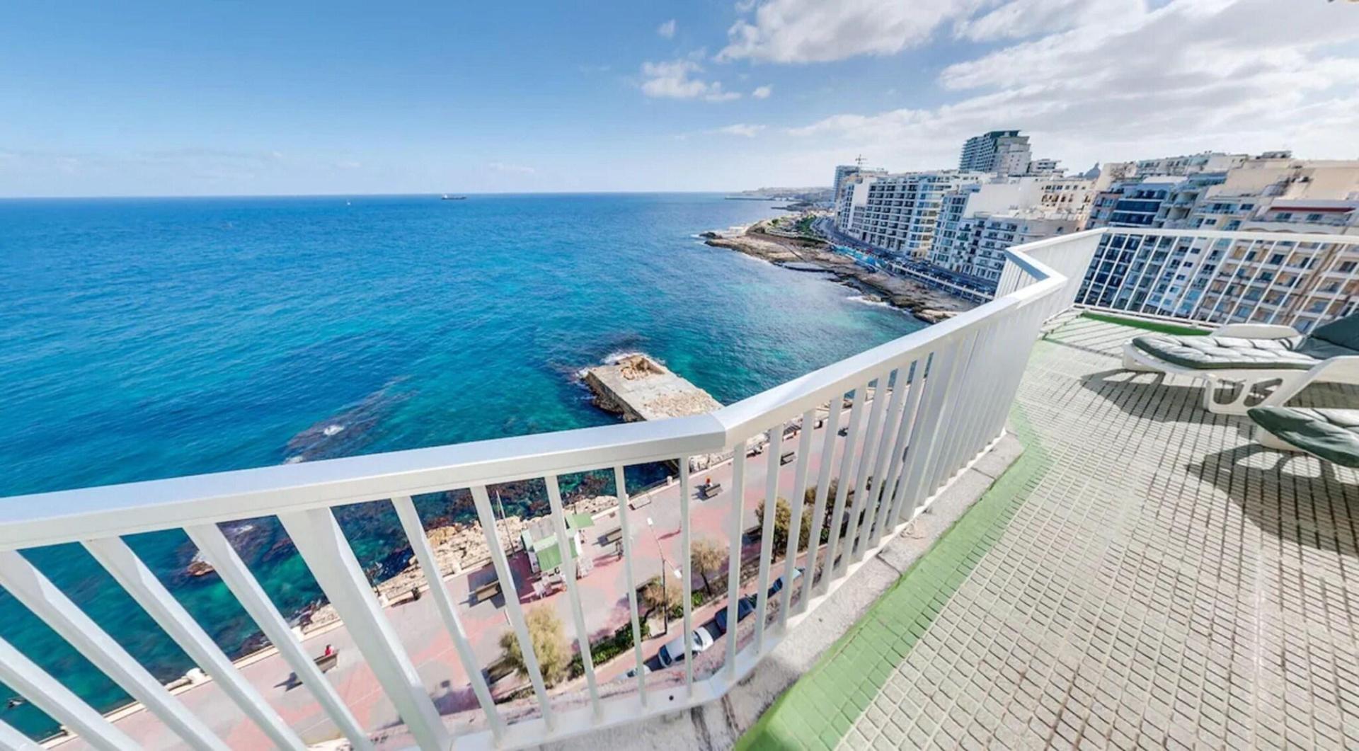 Zeezicht vanaf het balkon — Sliema Chalet Hotel