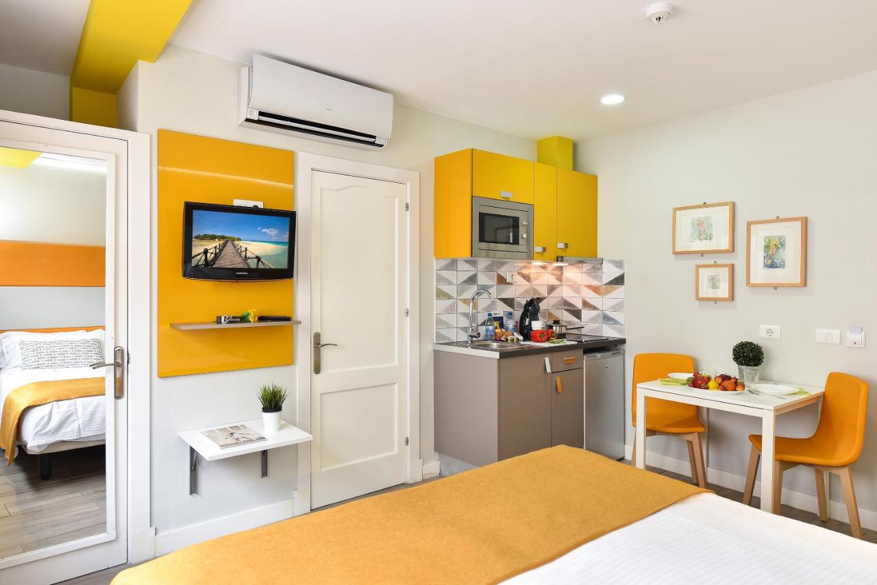 een kleine kamer met een bed en een keuken bij Hotel Apartamento Bajamar in Las Palmas de Gran Canaria