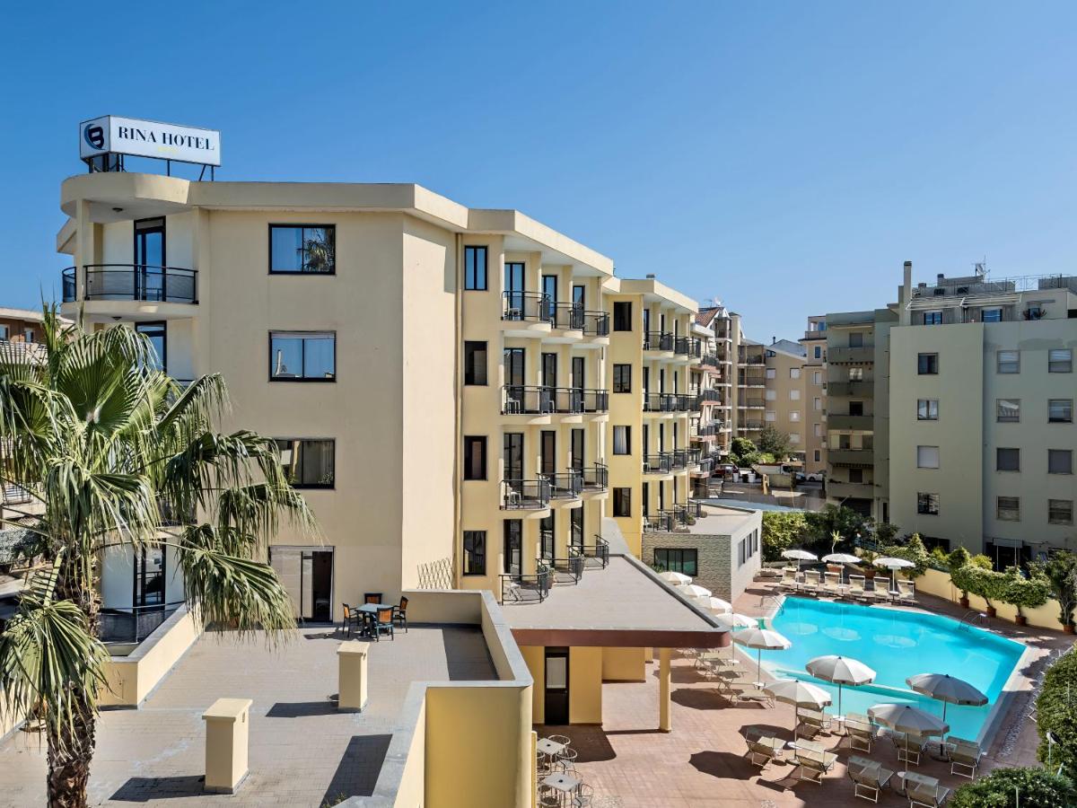 een luchtfoto van een gebouw met een zwembad bij Rina Hotel in Alghero